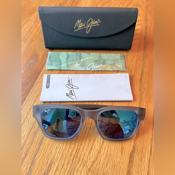 Maui Jim Accessories - Maui Jim Valley Isle sunglasses *NEW*